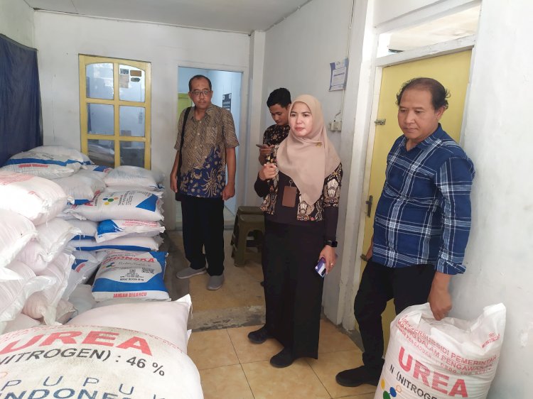 Petugas gabungan saat cek pupuk bersubsidi