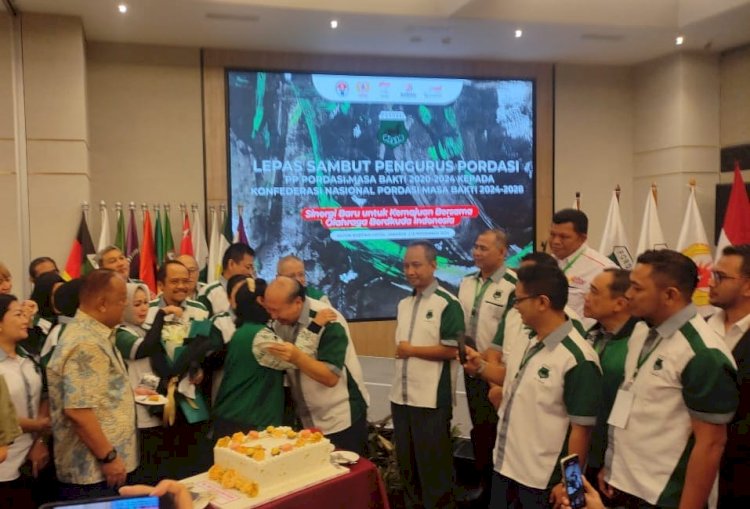 Bersama Ketua Umum KONI Pusat Letjend (Purn) Marciano Norman, Ketum PP Pordasi masa bahkti 2020-2024 Triwatty Marciano dan eluruh Pengurus Pusat PP Pordasi dan Pengprov Pordasi Indonesia saat penutupan Munas di Hotel Aston, Jakarta, Jumat (15/11)/RMOLJatim