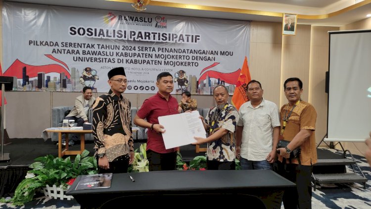 Ketua Bawaslu Kabupaten Mojokerto, Dody Faizal, SH, saat penandatanganan MoU Bawaslu Kabupaten Mojokerto dengan Universitas di Kabupaten Mojokerto/ist