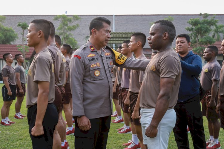 Wakapolres saat beri motivasi siswa Latja SPN ketika berolahraga/Ist