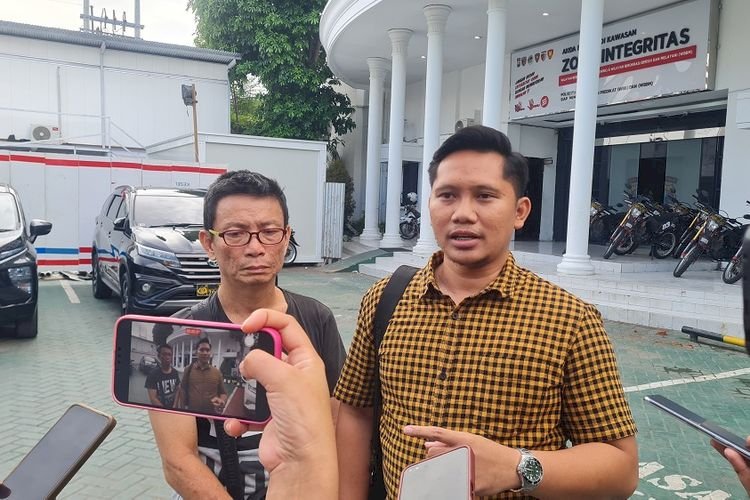 Ameng (kiri) bersama kuasa hukumnya Firman Rachmanudin usai menjalani pemeriksaan di Polrestabes Surabaya/Ist