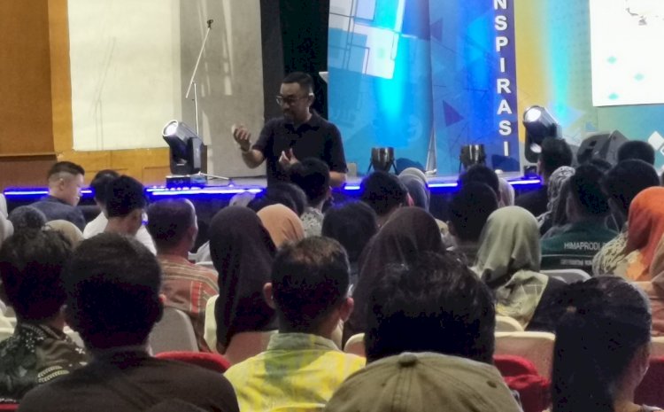 Sahroni saat mengisi seminar di Kediri