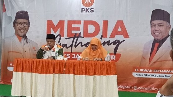 Ketua DPW PKS Jatim Irwan Setiawan dan Reni Astuti anggota DPR RI  dari PKS