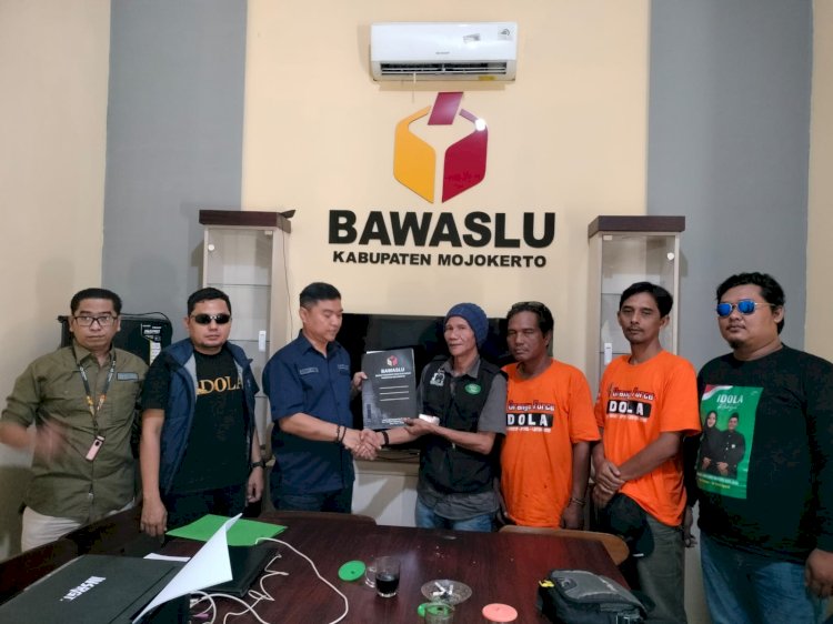 Relawan Bunda Ikfina melaporkan KH Asep Saifuddin Chalim ke Bawaslu Mojokerto/RMOLJatim