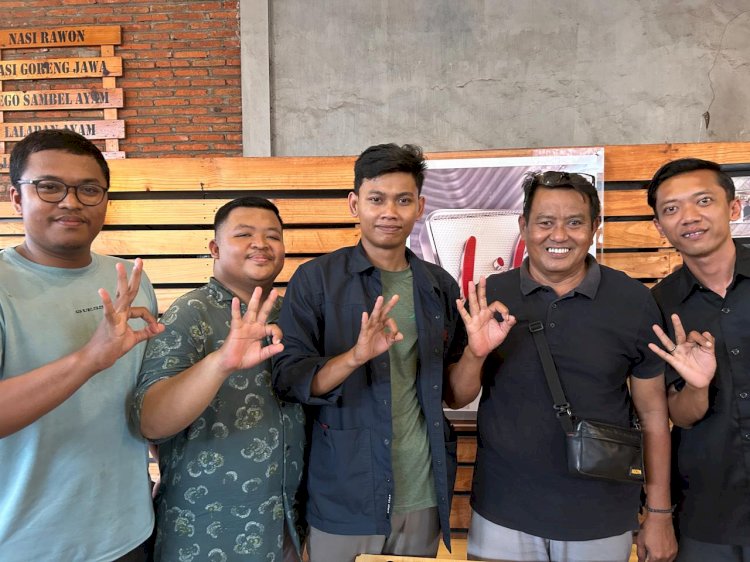 Ketua Gerakan Pekerja Kota Probolinggo Bersama Beberapa Anggotanya Saat Nyatakan Dukungan Paslon Amanah