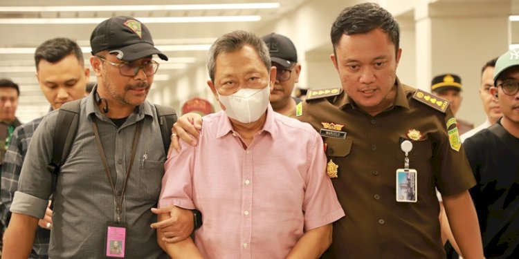 Hendry Lie, tersangka baru tersangka kasus dugaan korupsi pengelolaan tata niaga komoditas timah di wilayah IUP PT Timah tahun 2015—2022 ditangkap di Bandara Soekarno-Hatta, Tangerang pada Senin malam, 18 November 2024/Puspenkum Kejagung