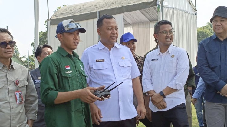 Pjs Bupati Kediri Heru Wahono Santoso saat melihat alat penanam padi