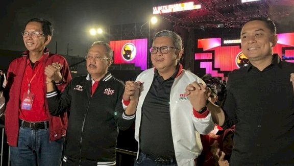 Sekjen Hasto bersama paslon Eri-Armuji dan Ketua DPC PDIP Surabaya, Adi Sutarwijono