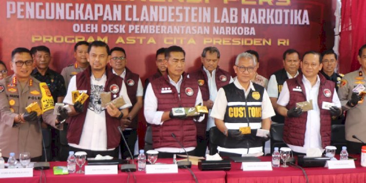 Kepala Bareskrim Polri, Komjen Wahyu Widada dan jajaran Direktorat Tindak Pidana Narkoba Bareskrim Polri saat mengungkap jaringan produksi narkoba di laboratorium hashish di sebuah vila di Jimbaran, Bali pada Selasa, 19 November 2024/Humas Polri 