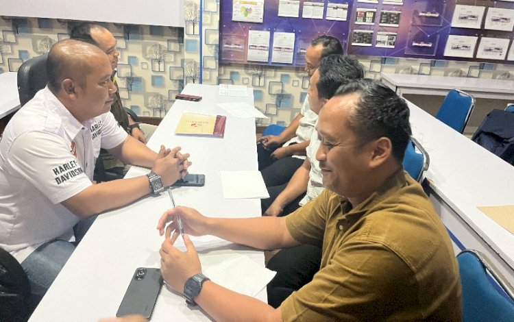 Bawaslu dan Satreskrim Polres Probolinggo Kota Saat Serahkan Berkas Verifikasi Dugaan Money Politik