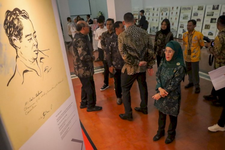 PJs Wali Kota Surabaya, Restu melihat pameran bertajuk “Two Nations: a Friendship is Born” yang berlangsung di Museum De Javasche Bank/ist