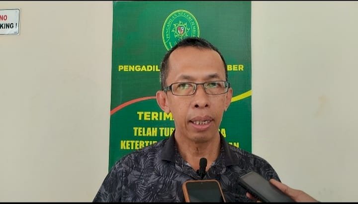 Mohammad Husni Thamrin saat memberikan keterangan pers usai persidangan di PN Jember/RMOLJatim