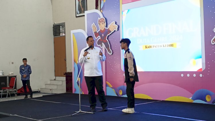 Pjs Bupati Kediri saat bertemu siswa sekolah di acara grand final duta genre/Ist