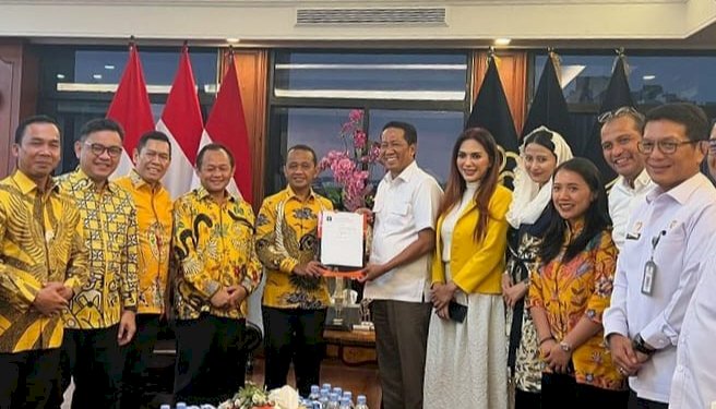 Ketua Umum DPP Partai Golkar Bahlil Lahadalia menerima SK kepengurusan partainya periode 2024-2029 dari Kemenkumham/ist