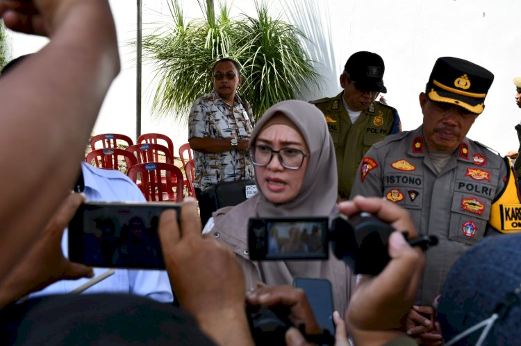 Ketua KPU Jember, Dessi Anggraeni usai prosesi pengiriman logistik pilkada di gudang logistik KPU Jember di Desa Ajung/RMOLJatim