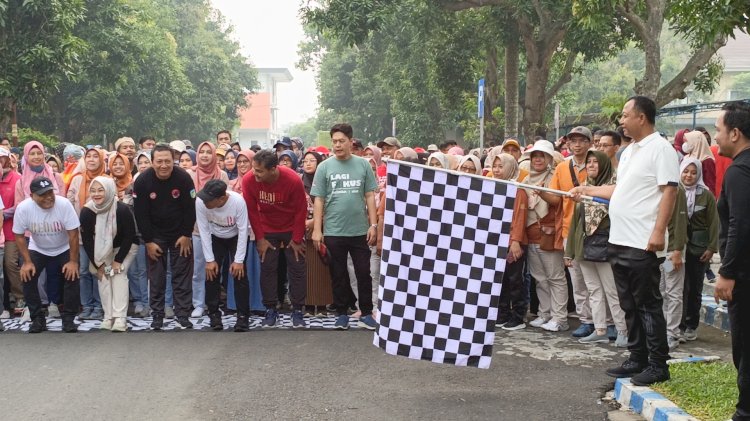 Pjs Bupati Kediri memberangkatkan jalan santai hari Korpri/Ist