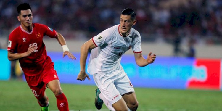 Nguyen Tien Linh (kiri) saat bersua Timnas Indonesia di Kualifikasi Piala Dunia 2026/Net