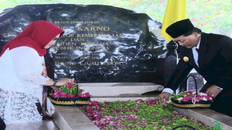 Pjs Bupati Blitar tabur bunga di makam proklamator