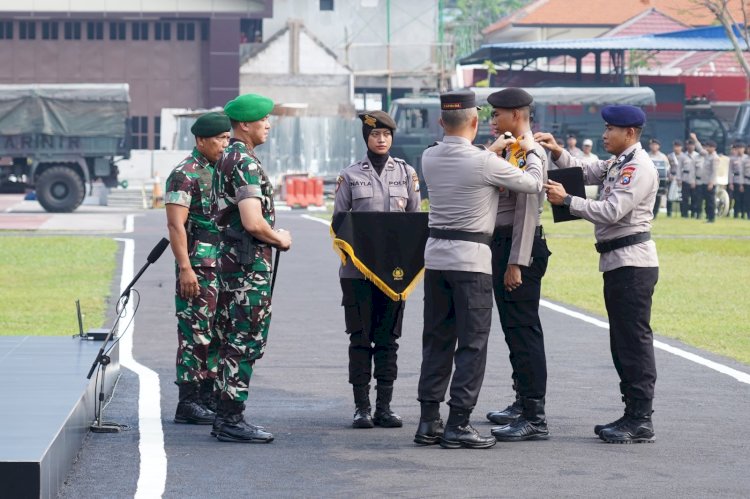 Teks foto: Pemberangkatan pasukan pengamanan Pemilukada/ist