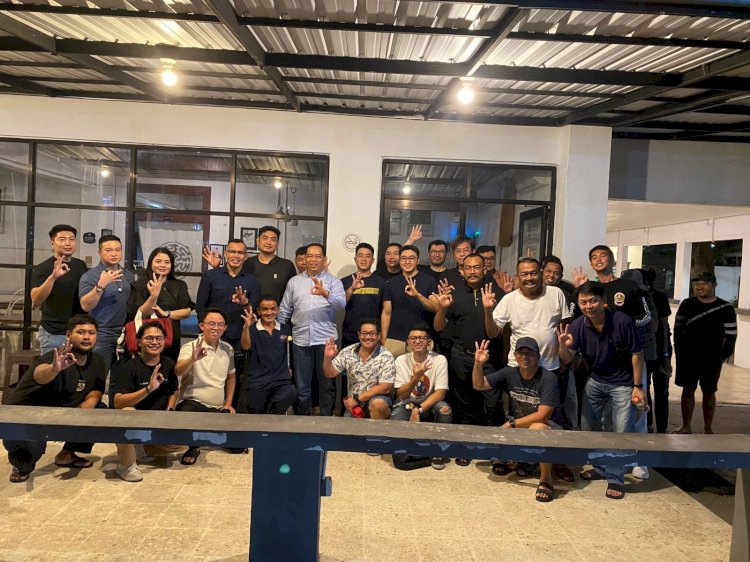 dr Aminudin bersama Komunitas Pengusaha Muda Kota Probolinggo Di Caffe Simposium Kota Setempat.