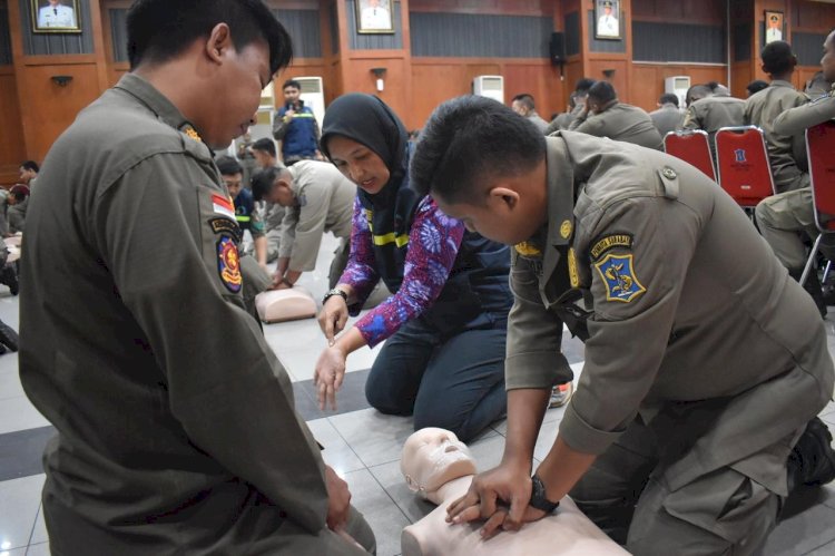 Teks foto: Personel Satpol PP Surabaya mengikuti pelatihan pertolongan pertama pada kasus henti jantung/ist   