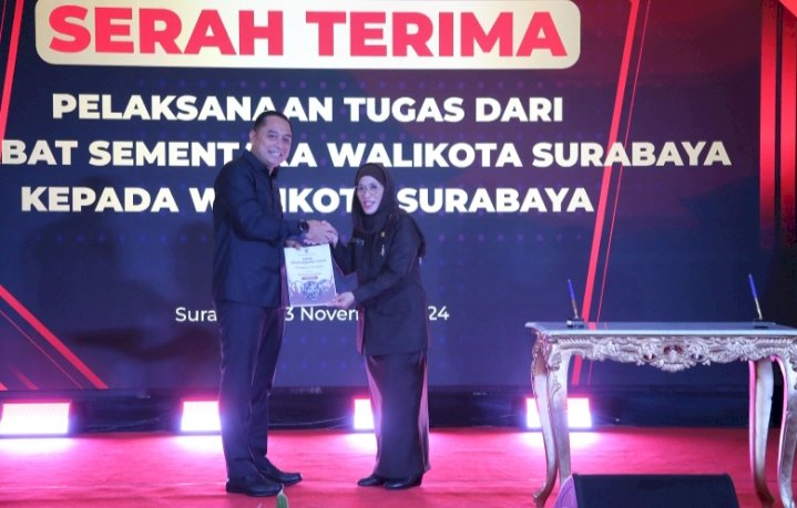 PJs Restu Novi melakukan serah terima pelaksanaan tugas kepada Wali Kota Surabaya Eri Cahyadi/RMOLJatim