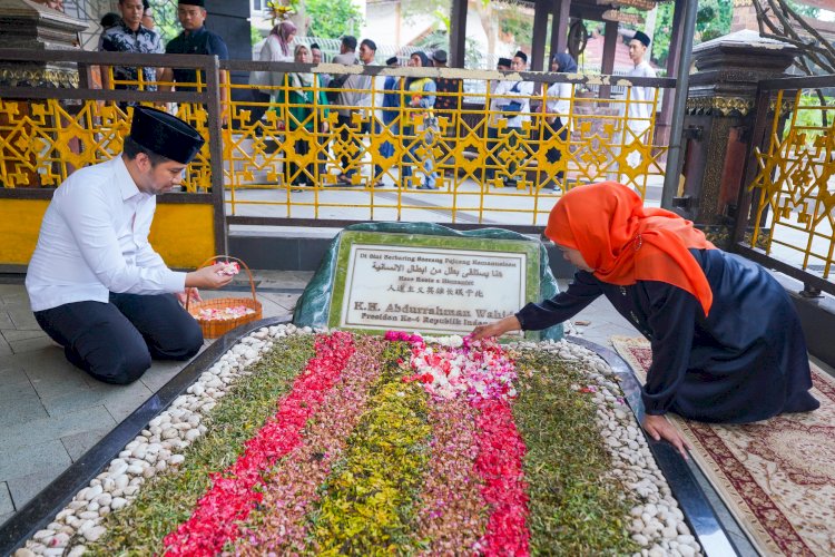 Khofifah dan Emil saat ziarah ke makam pendiri NU Hadlaratusy Syaikh KH. Hasyim Asy'ari dan makam Presiden RI ke-4 KH Abdurrahman Wahid di kawasan Pondok Pesantren Tebuireng/ist
