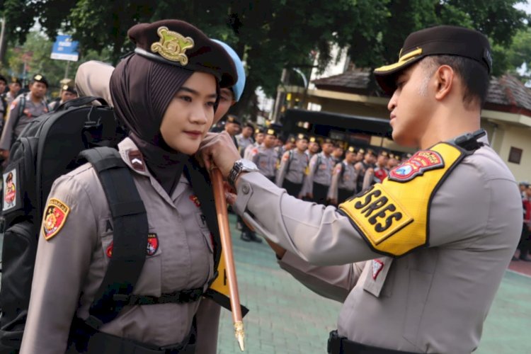 Kapolres Magetan AKBP Satria Permana menyematkan pita, sebagai simbol di mulai Operasi Pengamanan Pilkada Serentak  dan Akhir Tahun 2024/hmsres.