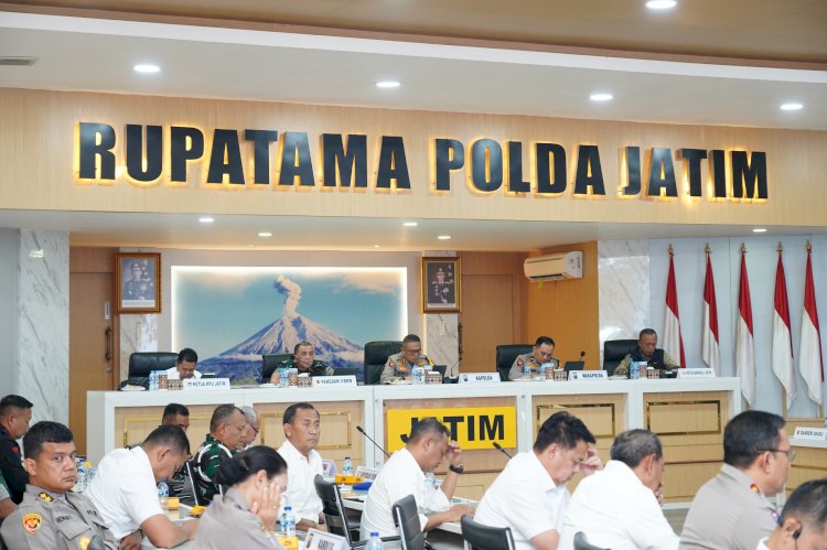 Pangdam V/Brawijaya dan Kapolda Jatim mengikuti vicon dengan Kapolri/ist