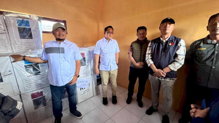 Adhy Karyono meninjau logistik Pilkada di Lumajang/Ist