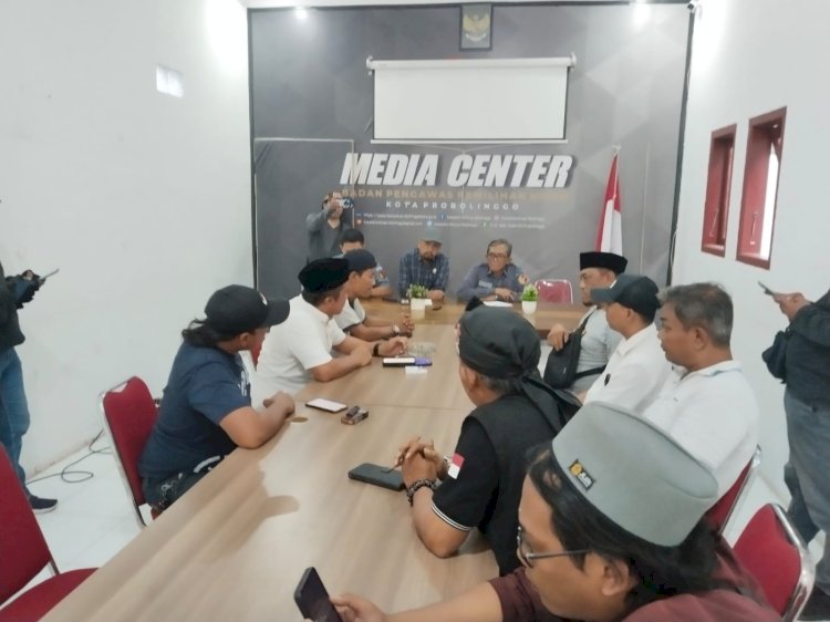 Para Ormas saat di Kantor Bawaslu Kota Probolinggo/Ist