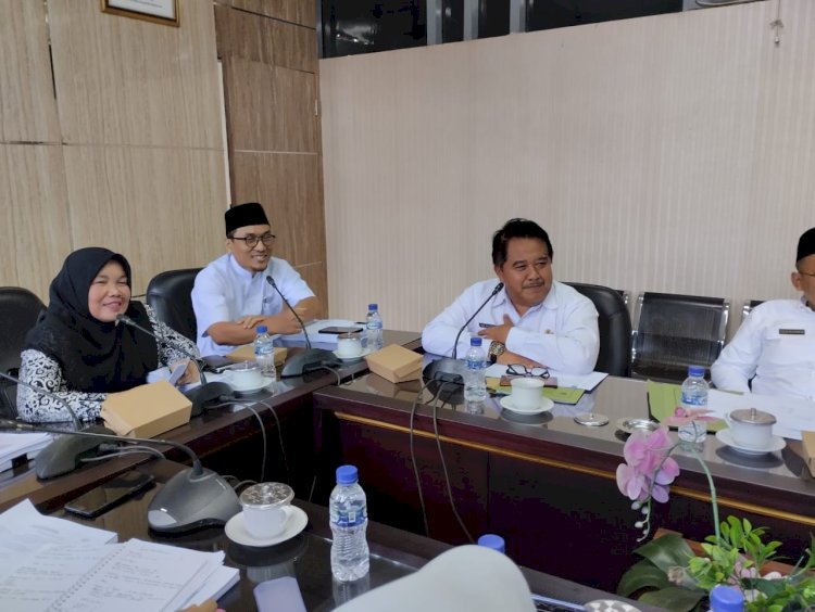 Hadi Mulyono, Kadispendik Kabupaten Jember saat hearing di ruang Komisi D DPRD Jember/RMOLJatim