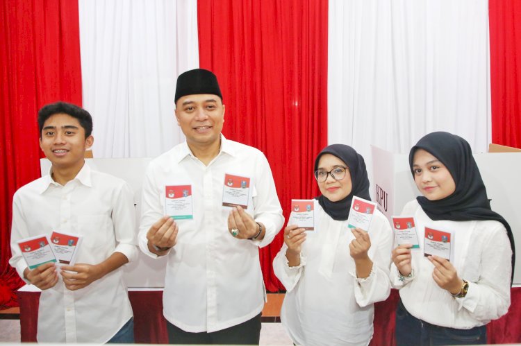 Teks foto: Eri Cahyadi bersama keluarganya usai nyoblos/RMOLJatim