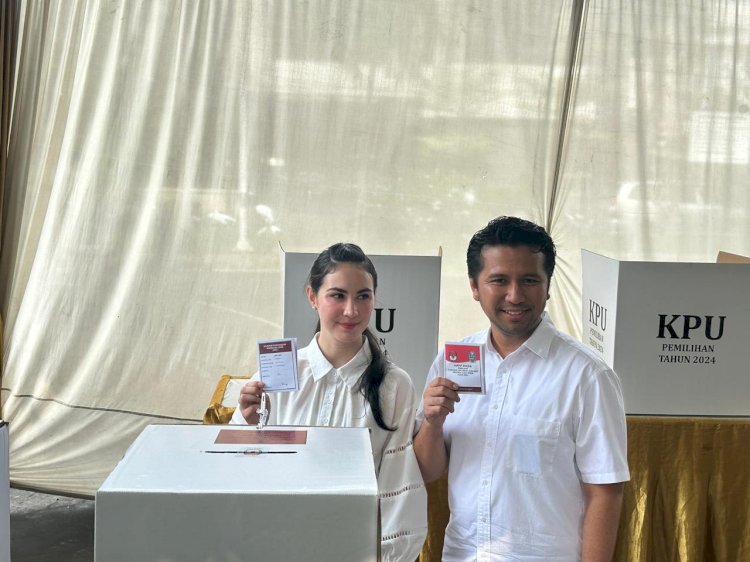 Emil Dardak dan istrinya 