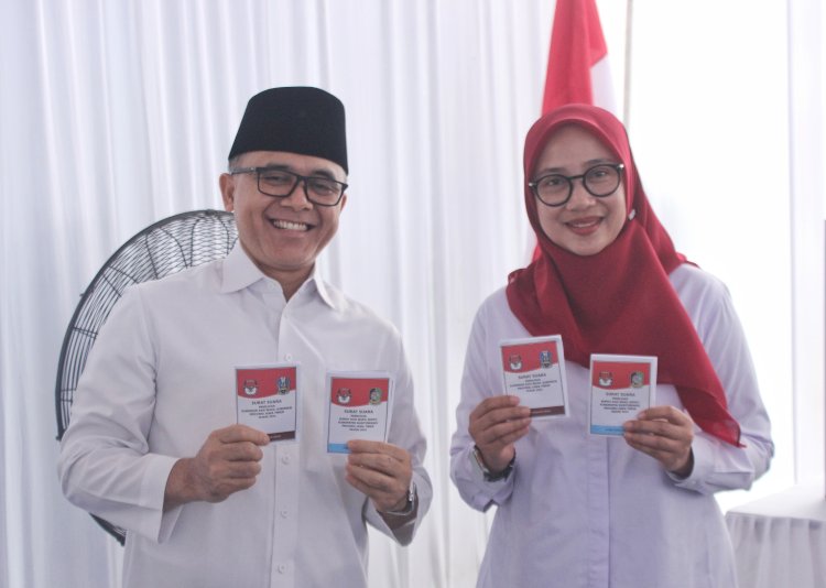 Ipuk fiestiandani saat melakukan coblosan di TPS Karangdoro 