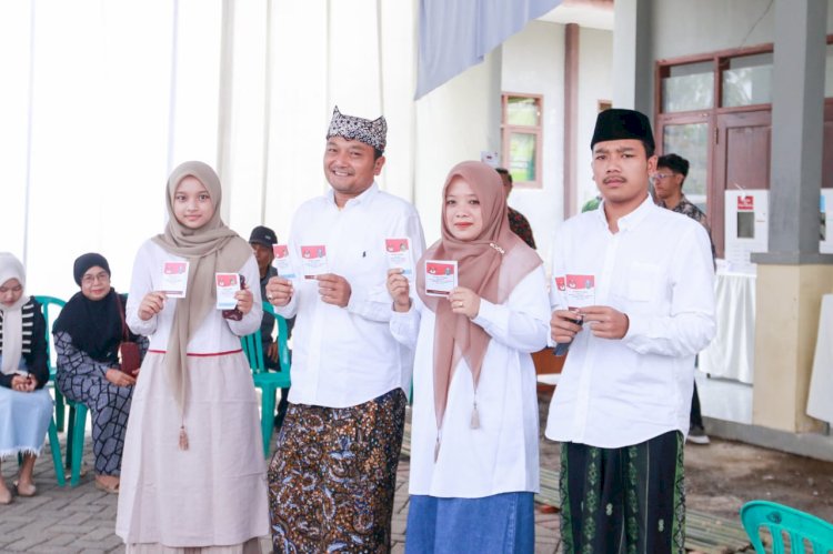Cabup Banyuwangi Gus Ali Makki bersama keluarga menunjukkan saat mencoblos di TPS 10 Desa Parijatah Kulon, Srono/ist
