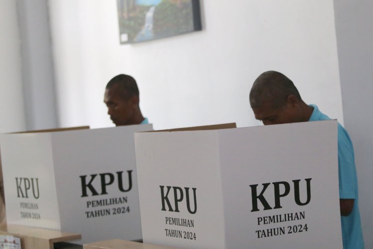 Warga binaan di UPTD Liponsos Keputih Surabaya menyalurkan hak pilihnya/RMOLJatim