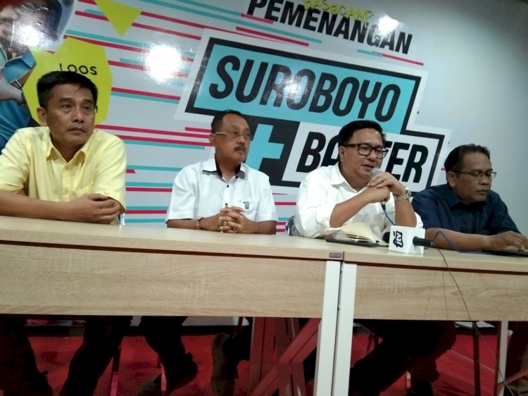 Armuji bersama tim pemenangan saat jumpa pers/RMOLJatim