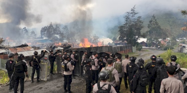 Dua kelompok saling serang pada hari pencoblosan di Kantor KPU Puncak Jaya, Papua Tengah/Humas Polda Papua