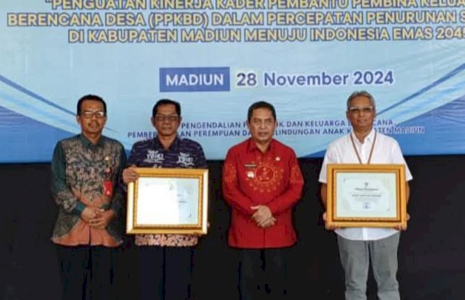 Direktur utama Perumda air minum Tirta Dharma Purabaya kedua dari kiri foto bersama dengan Pj Bupati Madiun (kiri)/ist