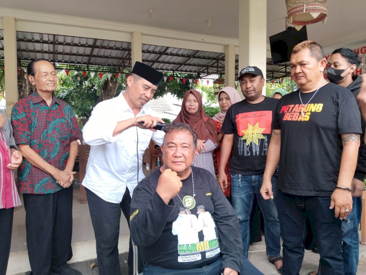 Hari Wuryanto saat memotong rambut para relawan Harmonis/RMOLJatim