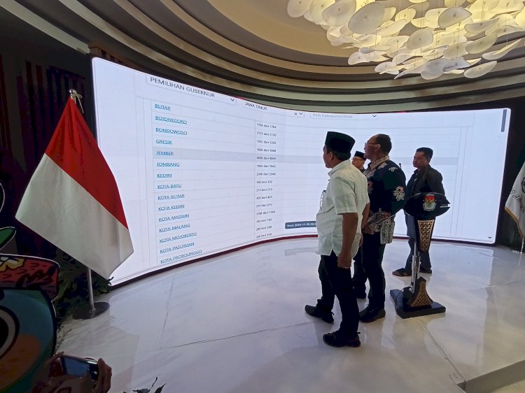 Komisioner KPU Jatim saat menggelar konferensi pers 