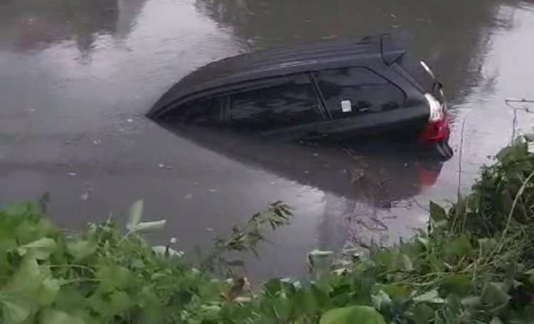 Mobil yang terseret hingga masuk Sungai 