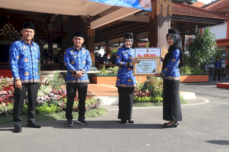 Bupati Mojokerto memberikan penghargaan kepada para ASN/ist