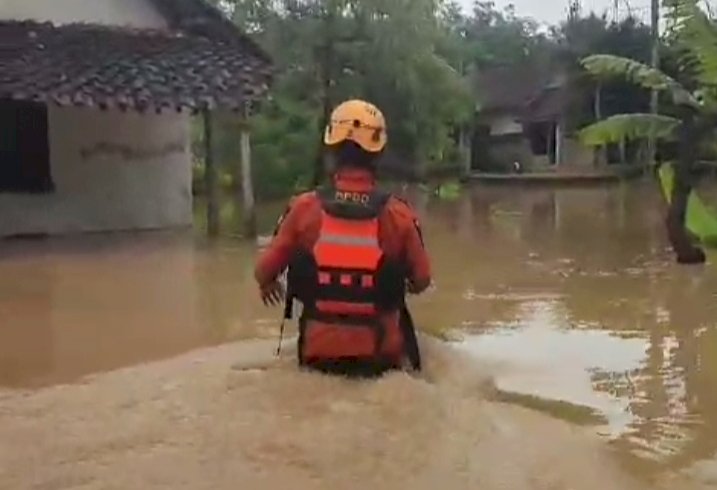 Banjir genangi tiga desa di Kecamatan Tempurejo. Nampak petugas BPBD saat evakuasi rumah warga/Ist