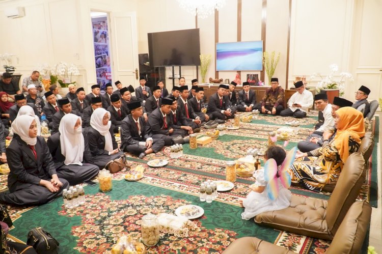 Khofifah di hadapan santri asal Jatim penerima beasiswa kuliah di Universitas Al Azhar Mesir