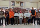 Ketua Komisi E DPRD Jatim Serahkan Bantuan untuk Korban Kebakaran Hutan dan Angin Kencang di Pamekasan