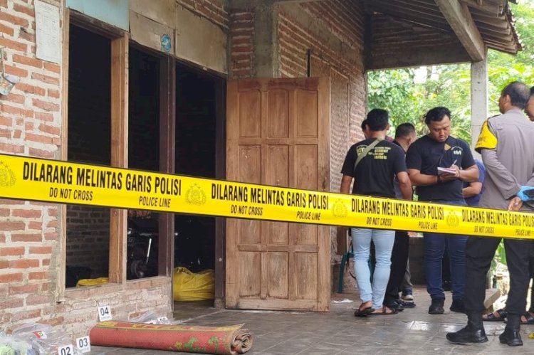 Polisi melakukan olah TKP di rumah korban pembunuhan oleh anak kandung sendiri yang mengidap gangguan jiwa di Kelurahan Paju, Kecamatan Ponorogo, Ponorogo/antara