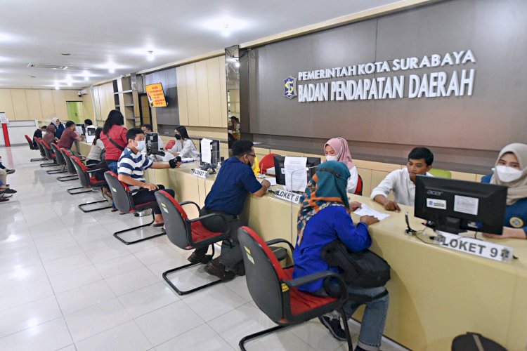 Teks foto: Pelayanan di Bapenda Surabaya/RMOLJatim