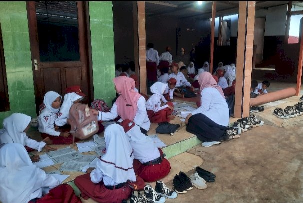 Kegiatan belajar mengajar SDN Buddan 2 Bangkalan di teras rumah kepala desa/RMOLJatim